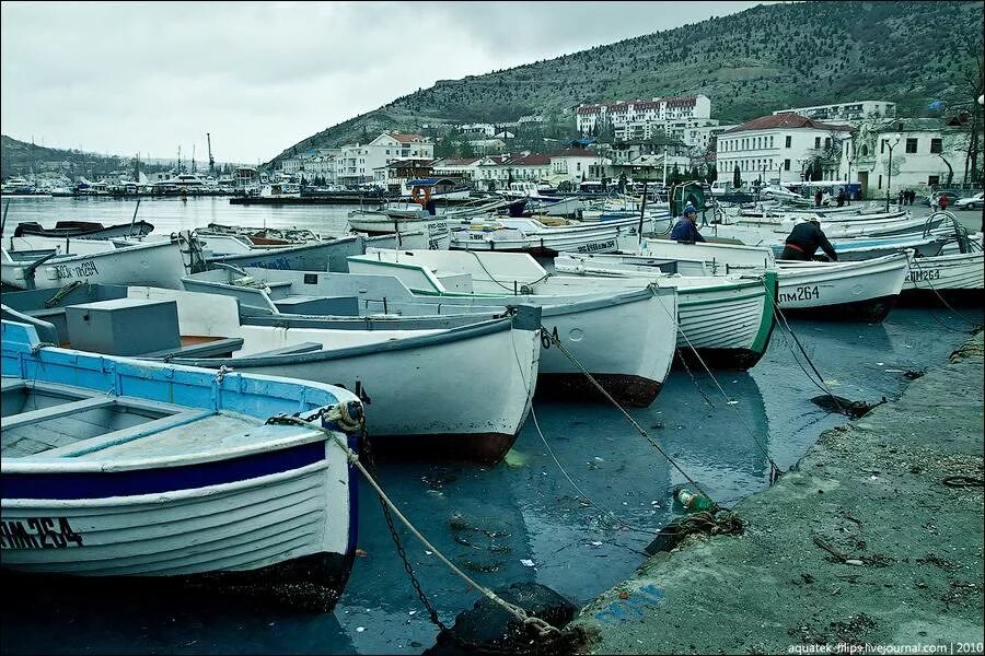 Бухта лодки. Бухта лодки. Морской пирс италия. Морские прогулки севастополь балаклава. Морской причал с бухтой.