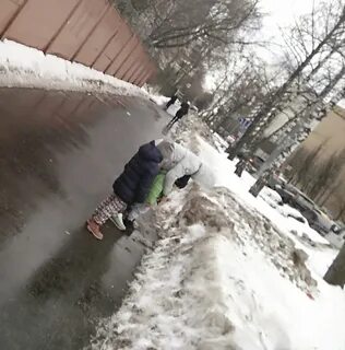Писает везде