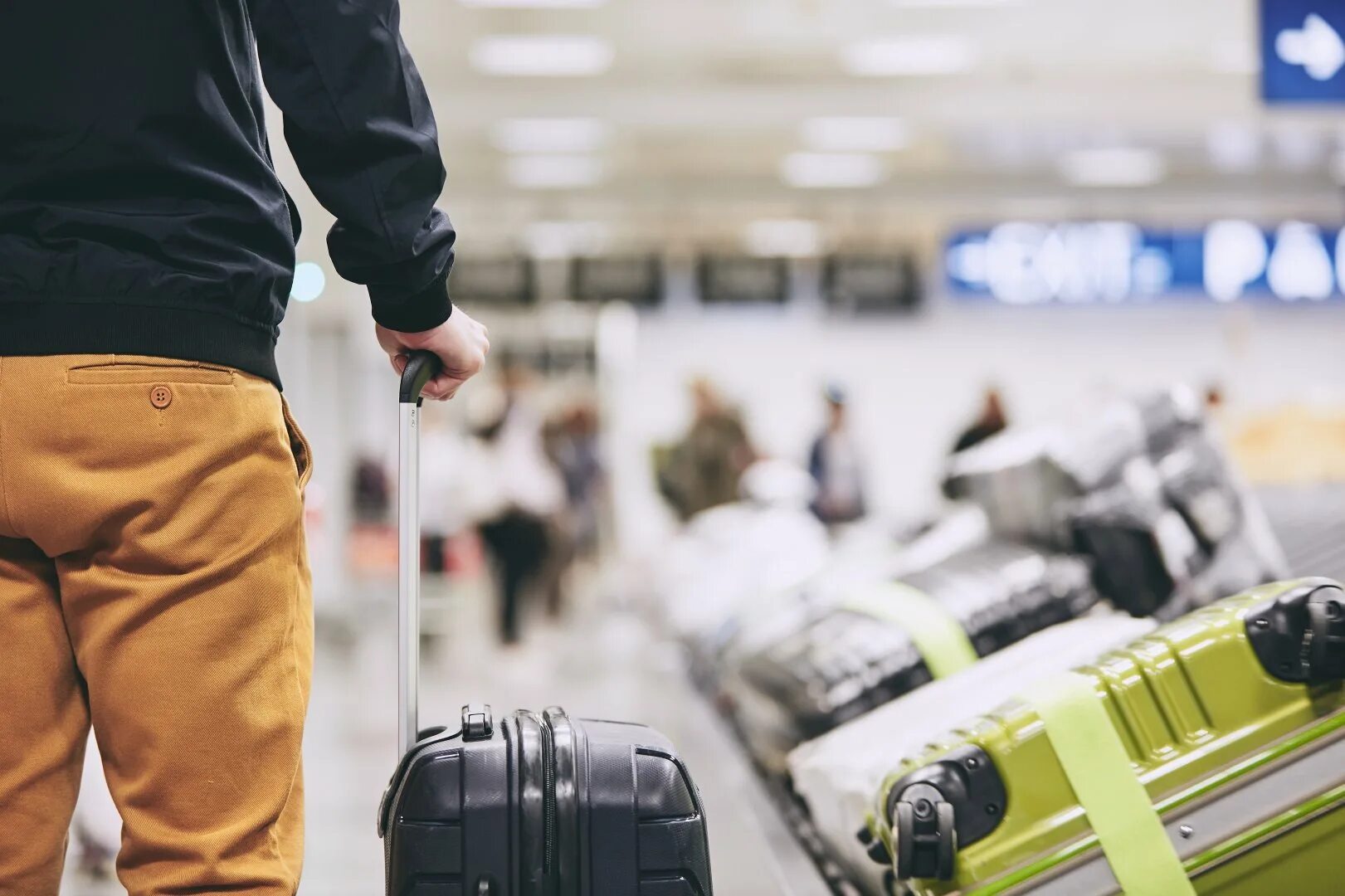 Чемодан в аэропорту. Фото уезжающего человека. Мужчина с чемоданом в аэропорту. Фото люди уезжают из дома. Почему уезжают из казахстана
