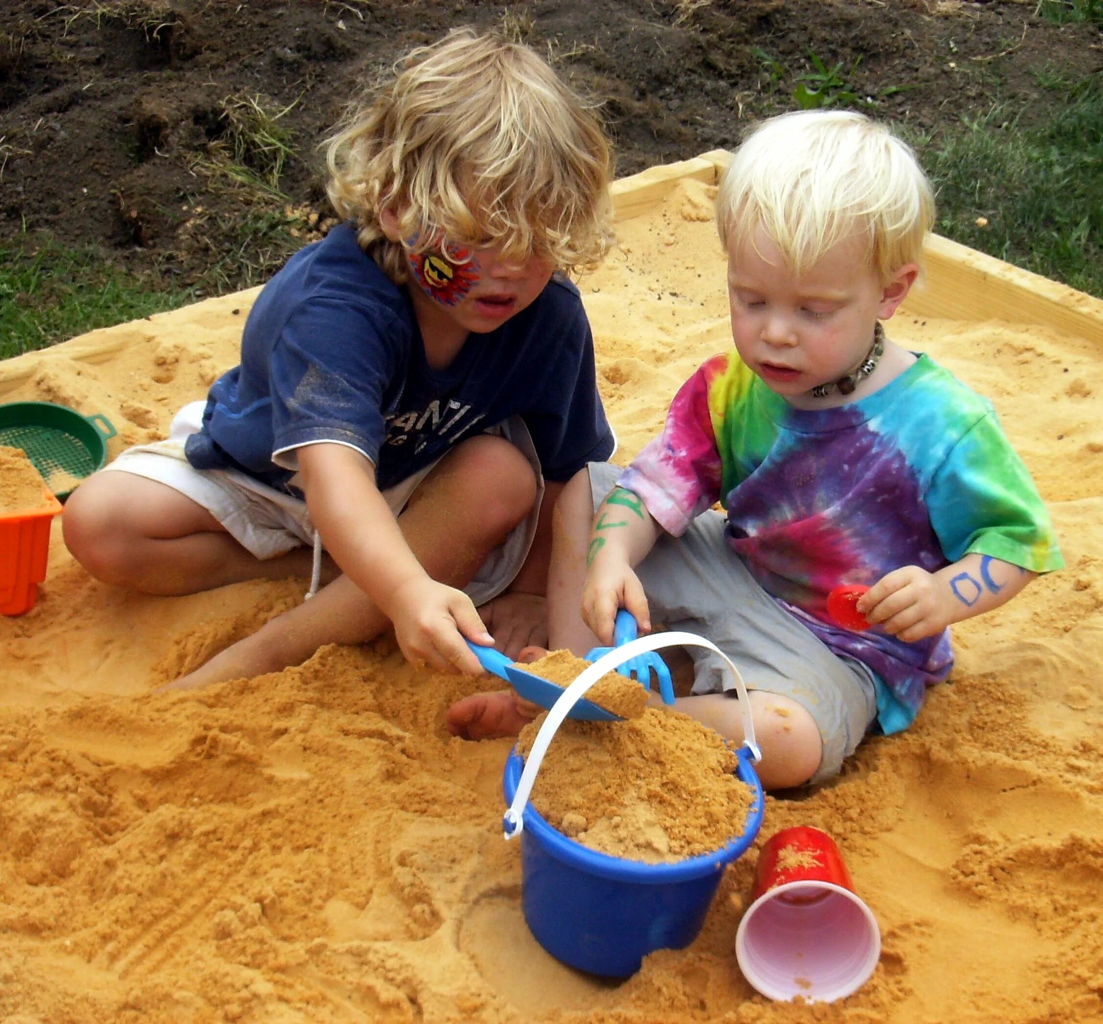 Дети играющие в песочнице. Малыш в песочнице. Игры песочницы. Игрушки для песочницы. Игры детей после года