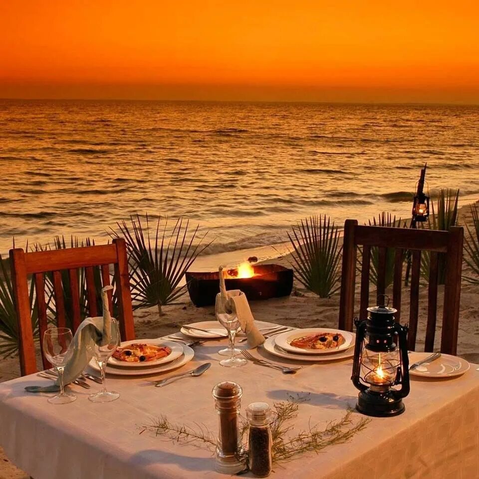Романтический ужин. Столик у моря. Столик на берегу моря. Романтический столик. До самого позднего вечера