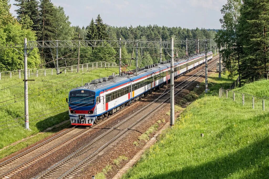 Движение поезда томск. БМО железная дорога. Поварово 1 станция электрички. Эд4мку-0153. Грузовые поезда на БМО.