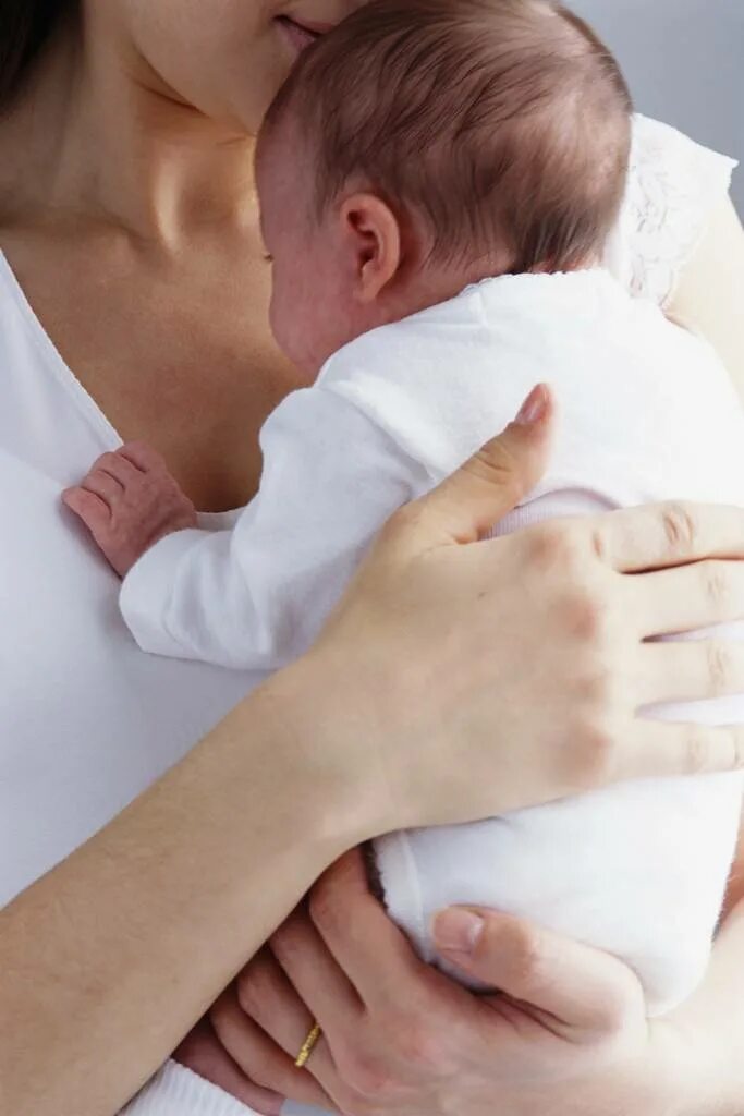 Возьму новорожденного. Ребенок на руках. Младенец на руках вертикально. Мама с новорожденным ребенком на руках. Мать держит младенца.