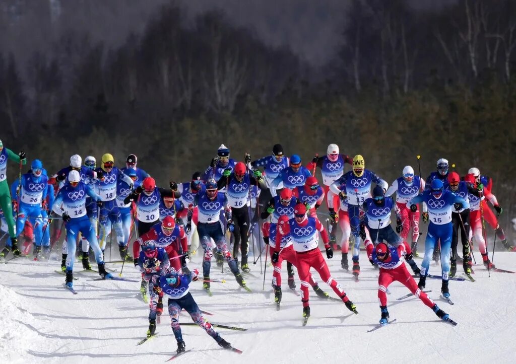 Масс старт 50 км мужчины. Лыжные гонки марафон. ОИ 2022 марафон лыжный. Олимпийские игры марафон лыжи.