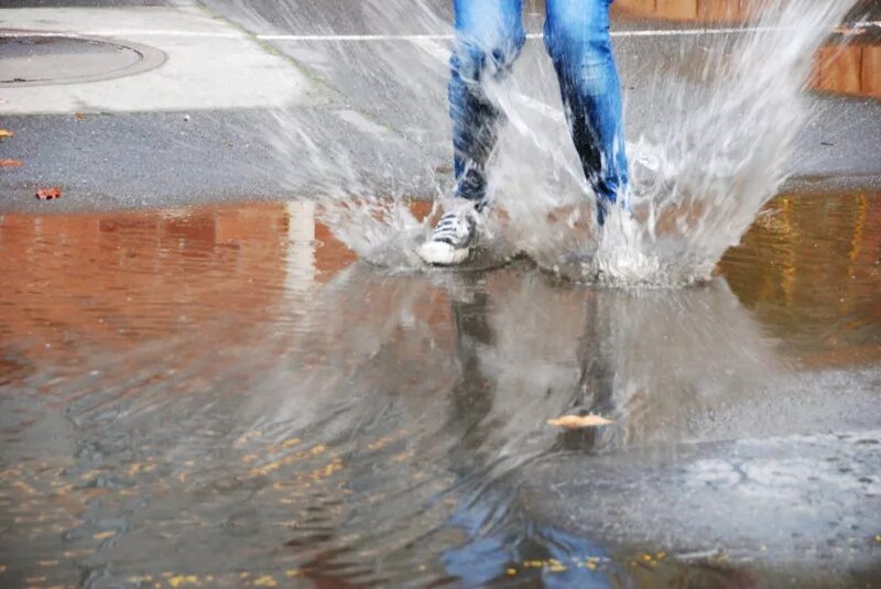 Везде лужи воды. Прыжки по лужам. Человек прыгает по лужам. Прыжок в лужу. Лужи весной.