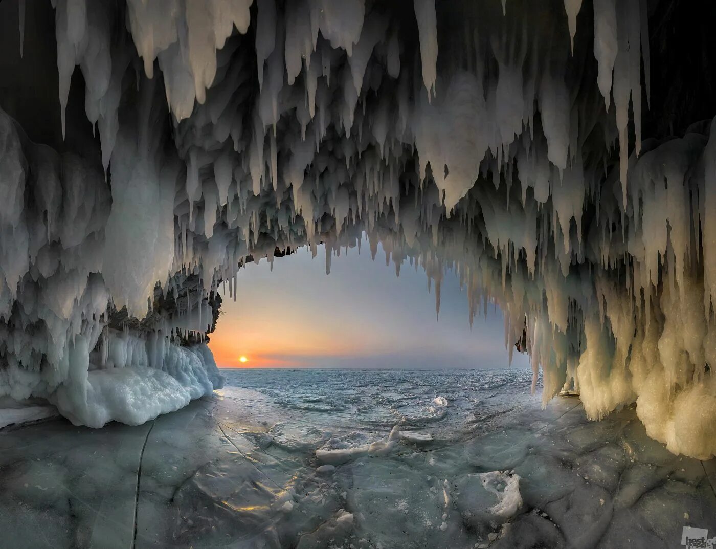 Скафтафетль исландия ледяная пещера. Ледяная пещера ольхон байкал. Ледяные гроты. Малочеремшанская пещера байкал. Сталактиты байкал.