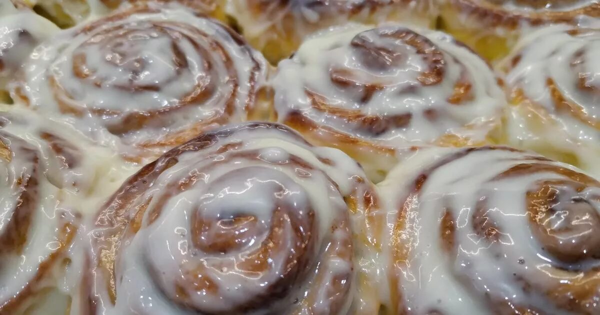 Булочки с корицей синабон. Тесто на синабоны. Синнабон с корицей и сахаром. Синабоны из дрожжевого теста. Cinnabon булочки.