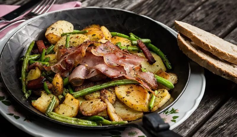 картофель с беконом на сковороде. жареная картошка с беко. картошка с беконом на сковороде. жареная картошка с беконом. жареная картошка с беконом.