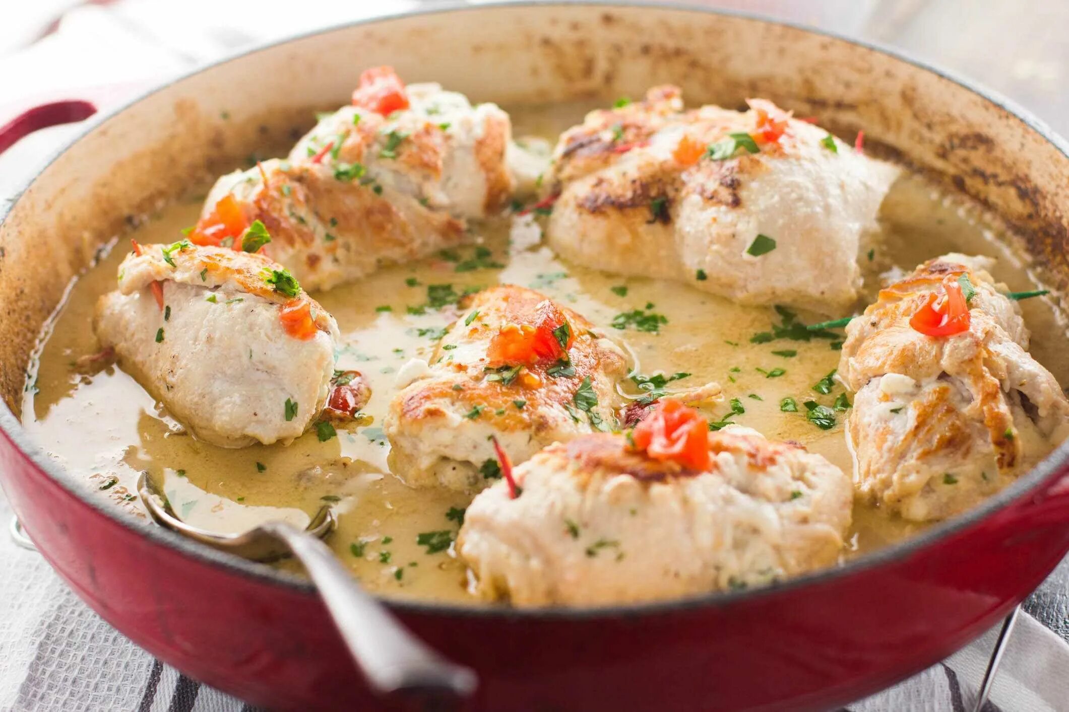 Курица с овощами в сметане. Блюда из курицы. грудка в сливочном соусе. курица в сливочно-чесночном соусе. курица в сырном соусе.