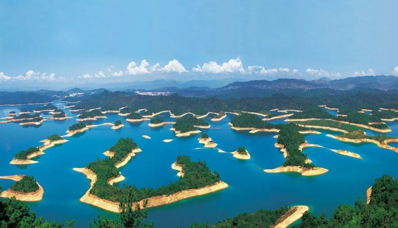 Китайский ост. Озеро тысячи островов Цяньдаоху. Озеро Цяньдаоху в Китае. Цяньдаоху Чжэцзян. Озеро тысячи островов в Китае.