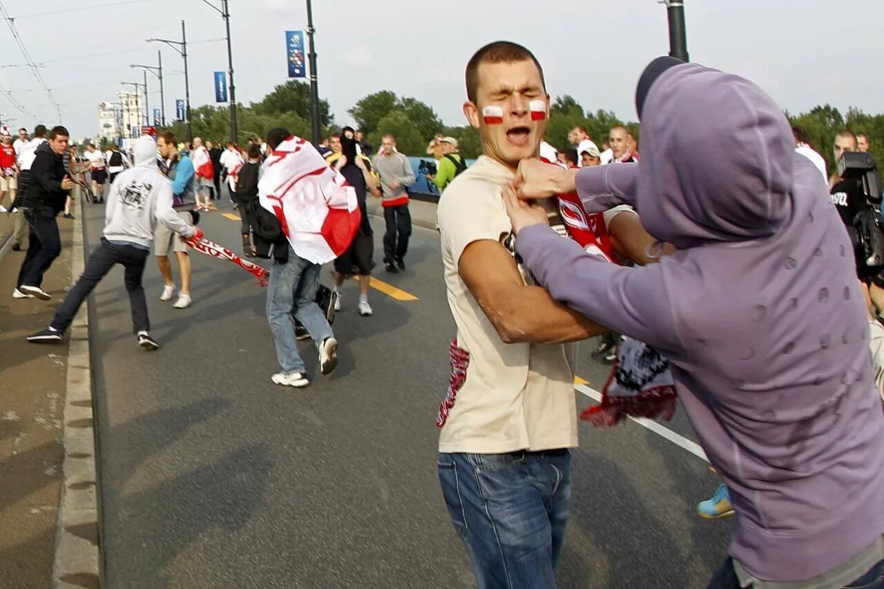 Россия Польша драка фанатов евро 2012. Футбольные фанаты на улице. Россия Польша 2012 драка.