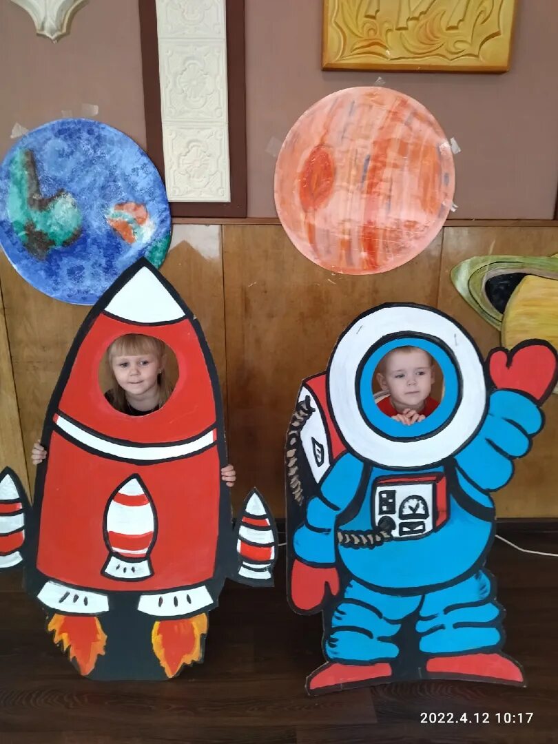 Космонавт для детей. День космонавтики в детском саду. Космонавтика для детей в детском саду. День космонавтики для детей в детском саду. Неделя космонавтики в детском саду