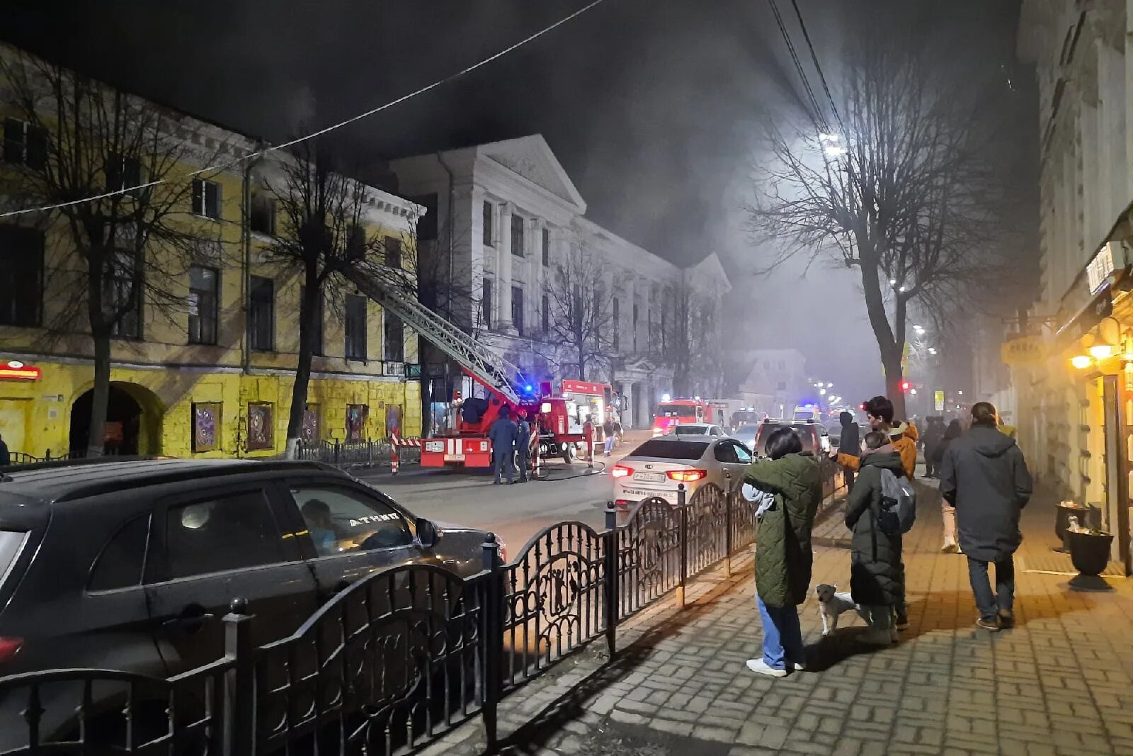 Обстановка в ярославле. Наши дворы ярославль губернаторский проект. Крупный пожар. Очередь в госпиталь. Обрушение здания в ярославле.