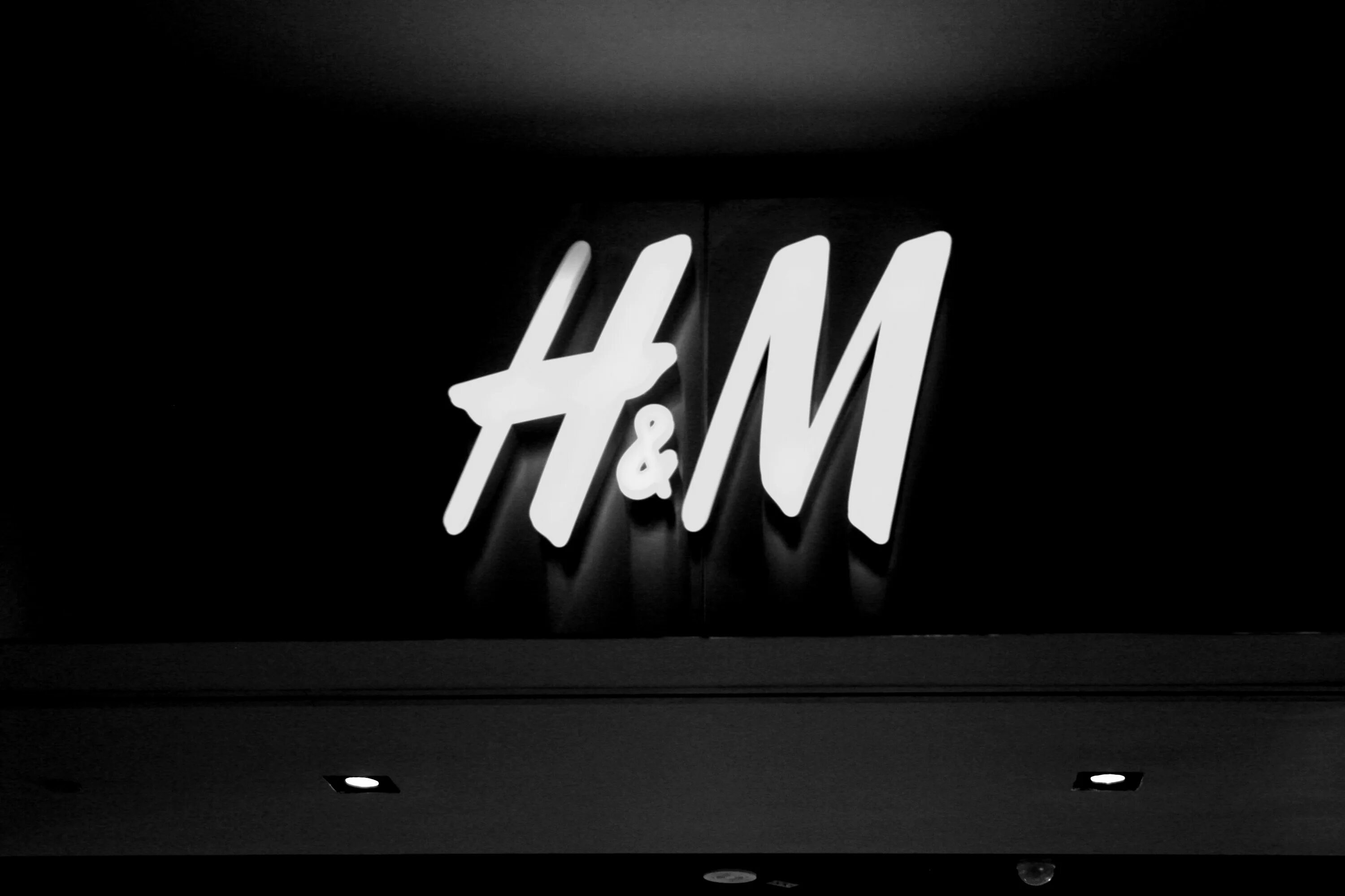 Https m com h. H M эмблема. Эйч энд эм логотип. H&M картинки. Логотип магазина h and m.