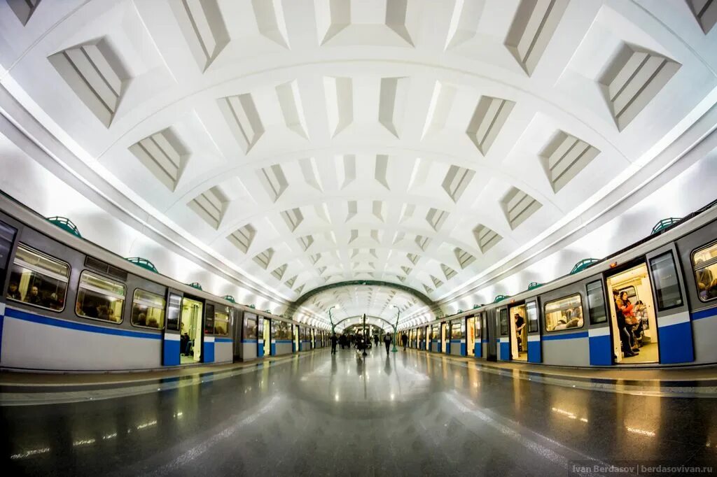 Ивановское метро. Метрополитен Иваново. Станция метро с рыбами. В метро с линзой похожая на камеру.