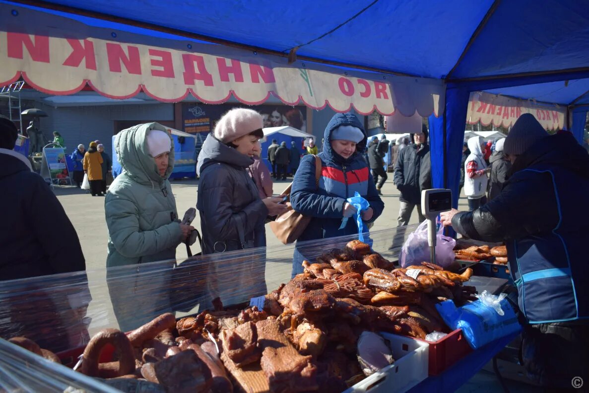 Ярмарка барнаул. Социальная ярмарка в барнауле. Продовольственные ярмарки барнаул фото. Продуктовая ярмарка. Ярмарка продовольственная барнаул.