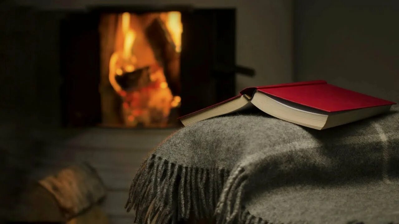 Читаем бай. Уютный плед камин. Уютного вечера. Чтение у камина. Камин и книги.