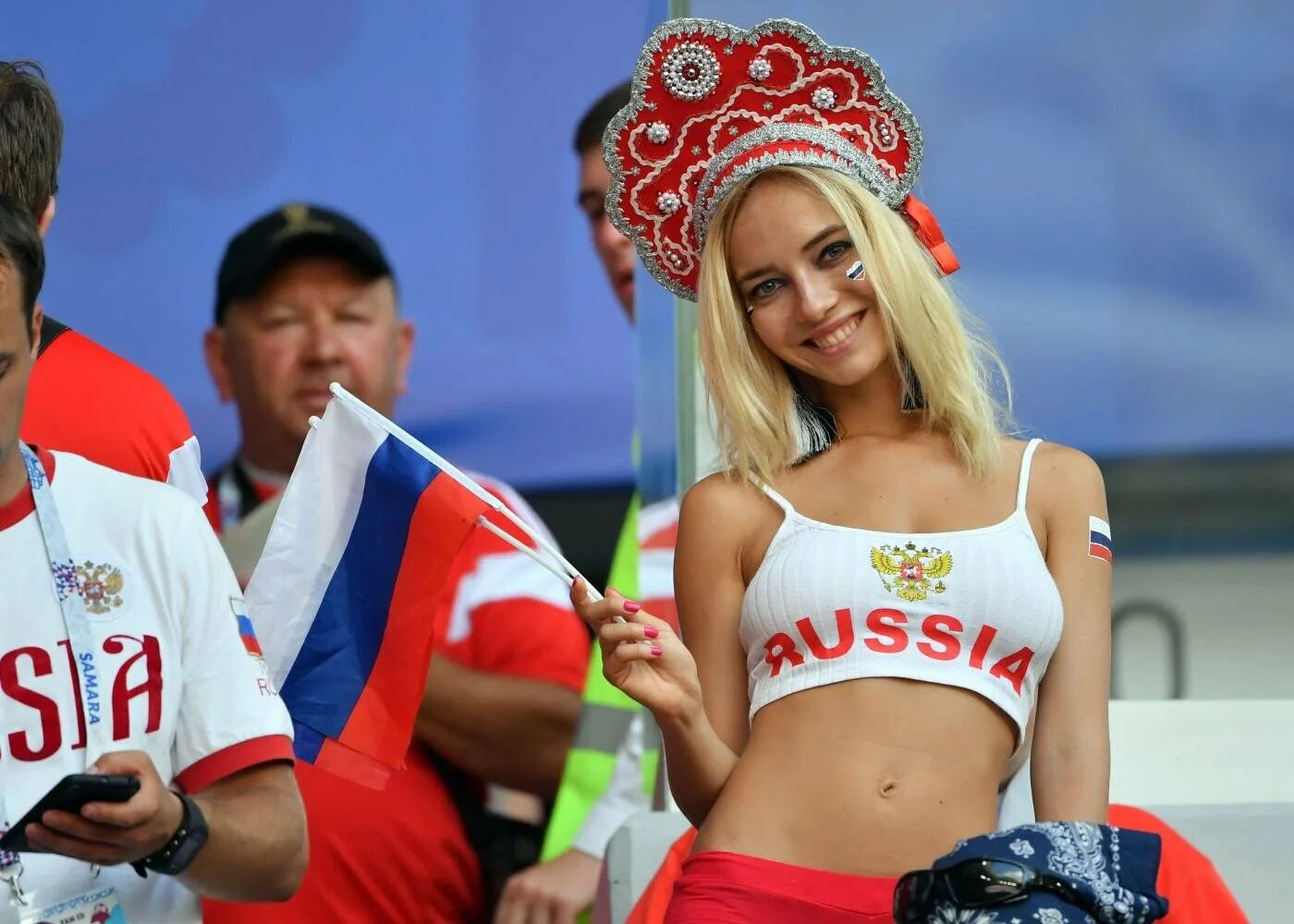 Имеет русскую девушку