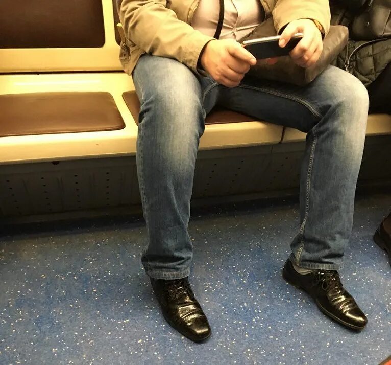 Мужчина сидит широко расставив ноги. Мужик сидит в метро. Мужчина сит рассатвив ноги. Мужчинаидит расставив ноги.