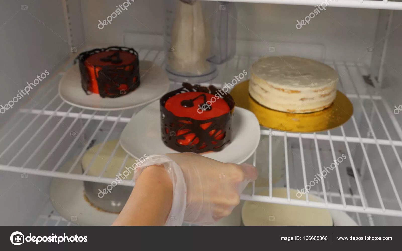 Холодильник для тортов. Бисквит в холодильнике. Тортик в холодильнике. Торт без холодильника.