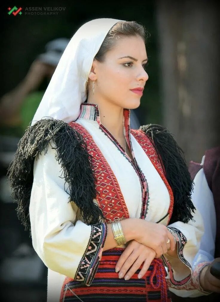 Красивые румынки в национальной одежде. Румынские женщины. Красивые румынские женщины. Румынские девушки в национальных костюмах. Румыны фото