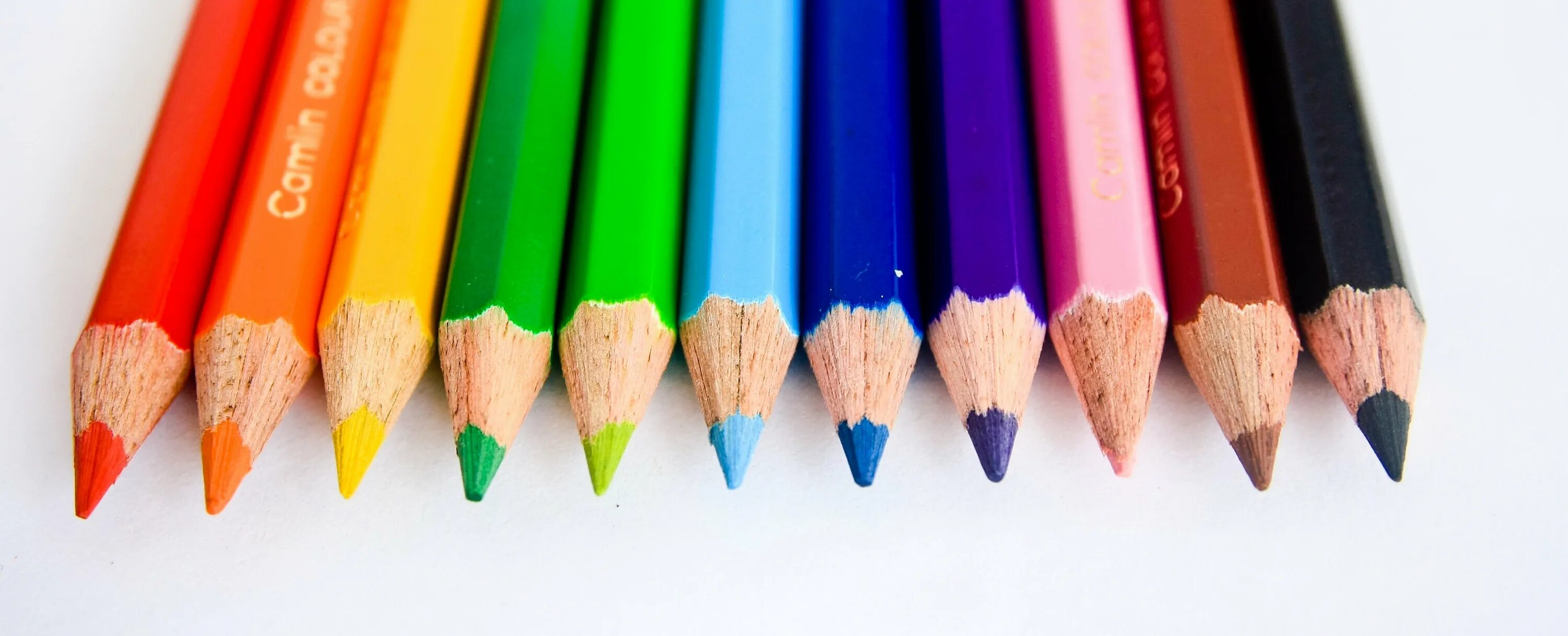 Ученический карандаш состоит из основной части. Карандаши цветные. Цветные карандаши на белом фоне. Цветные карандаши на прозрачном фоне. Цветные карандаши и ручки.