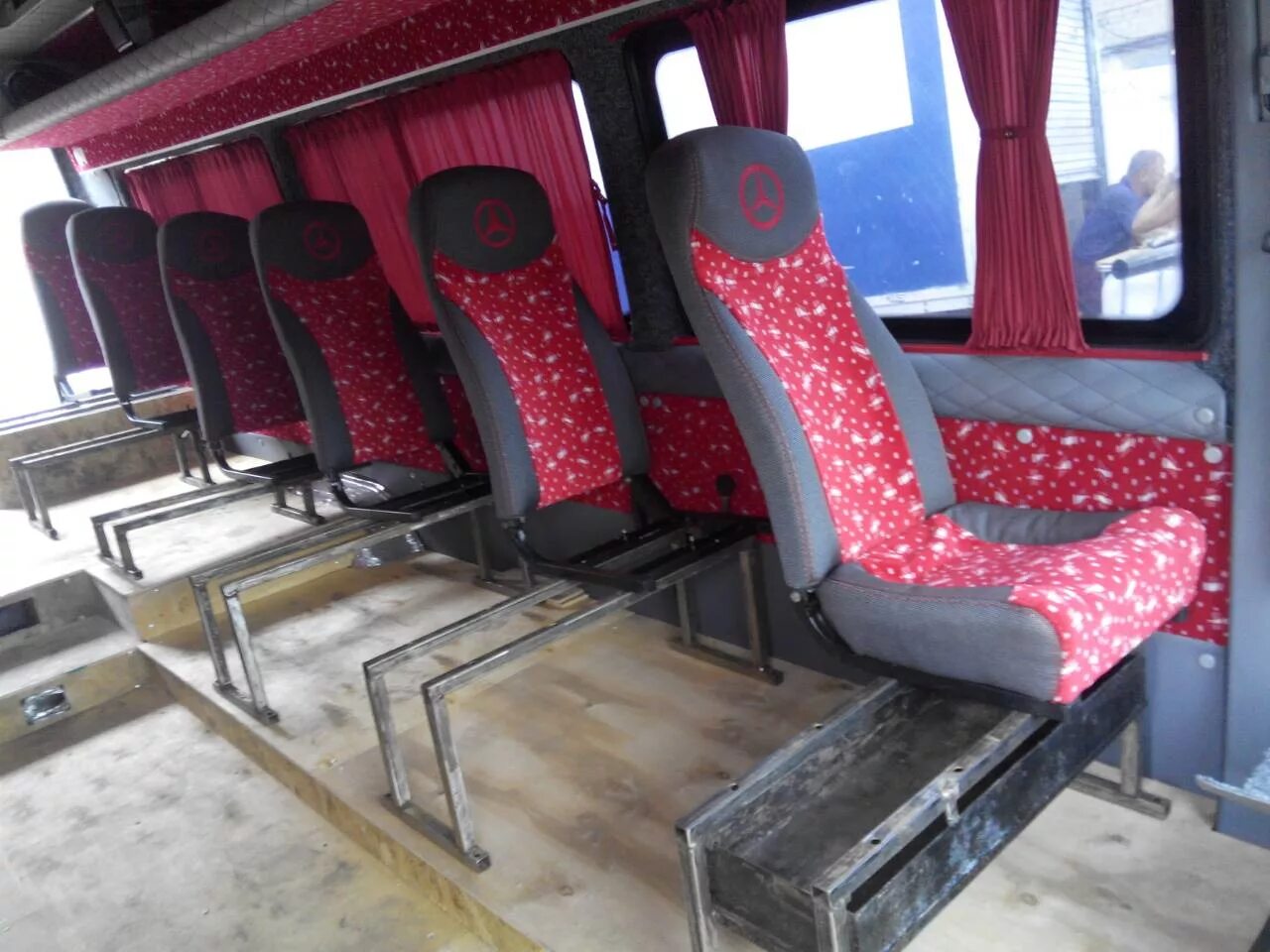 Сиденья пассажирского автобуса. Автобусное сиденье Ивеко. Автобус Volvo 7500 сидение. Ивеко Дейли 2010 сиденья салона. Подиум для автобуса Ивеко Дейли.
