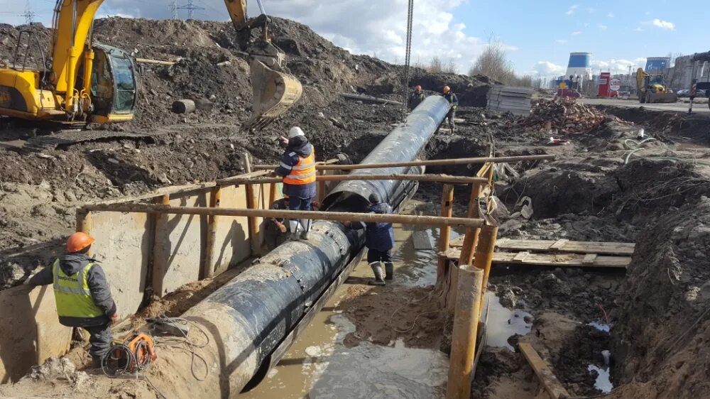 Демонтаж теплотрасс. Демонтаж газопровода. монтаж футляра трубопровода. демонтаж трубопровода. вертикальная прокладка трубопровода.