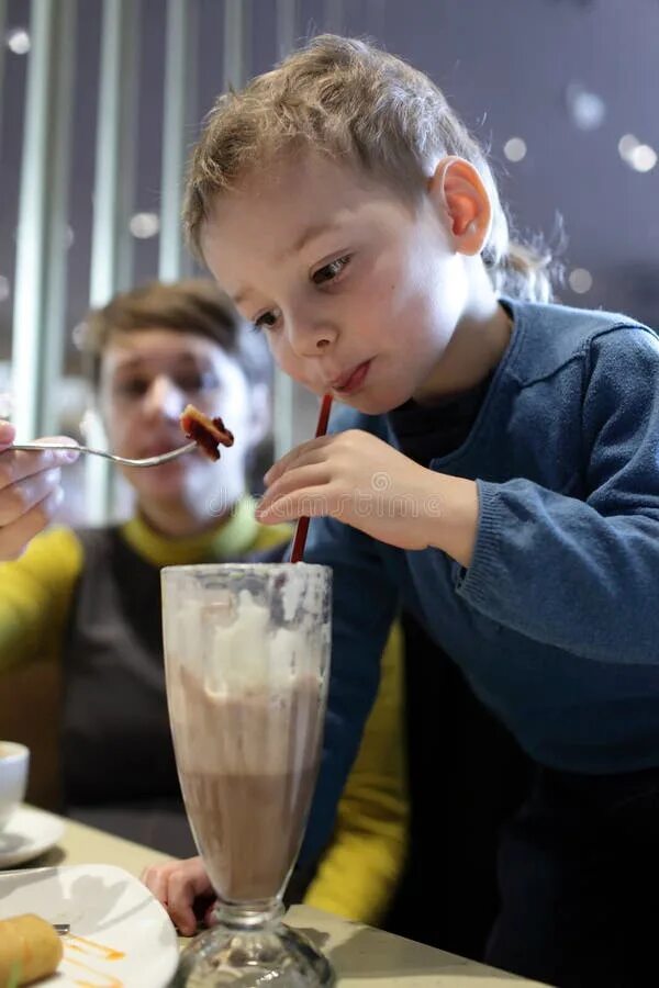Дети пьют коктейли. Молочный коктейль для детей. Дети пьют молочный коктейль. Ребенок пьет коктейль. Шоколадный коктейль для детей.