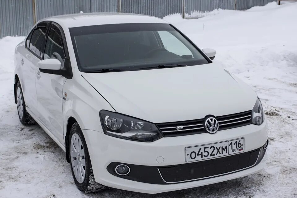Volkswagen polo седан черный зима. Р711тс11 фольксваген поло. 6 зима. Фольксваген поло 2013. Поло зимой.