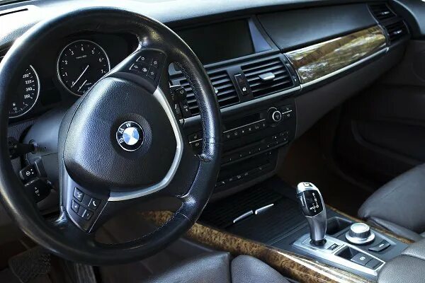 Как завести бмв е70. Круиз контроль bmw x5 e70. Bmw x5 2008 салон. 0 дизель лаунч контроль. Автозапуск bmw e70.