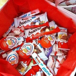 На полке со сладостями лежат 2 шоколадки