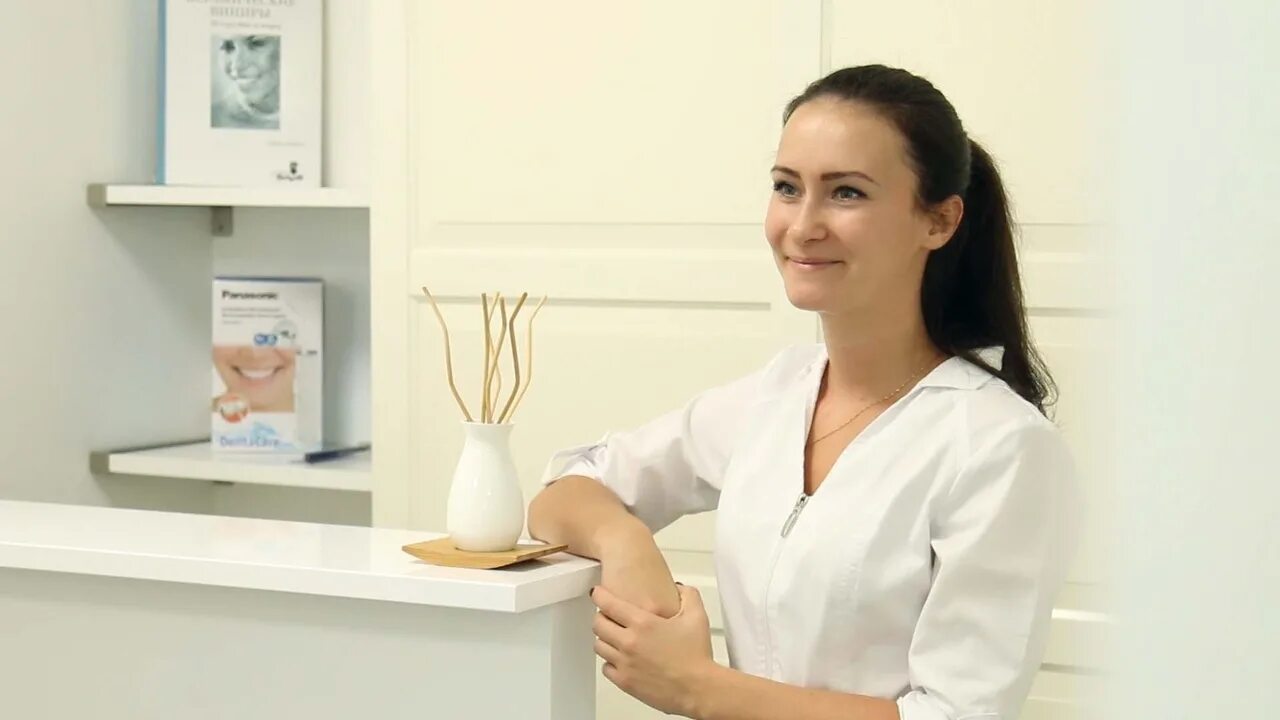 Администратор стоматологической клиники. Администратор стоматологической. Девушка на ресепшене в гостинице. Фотосессия для клиники. Администратор мед центра.