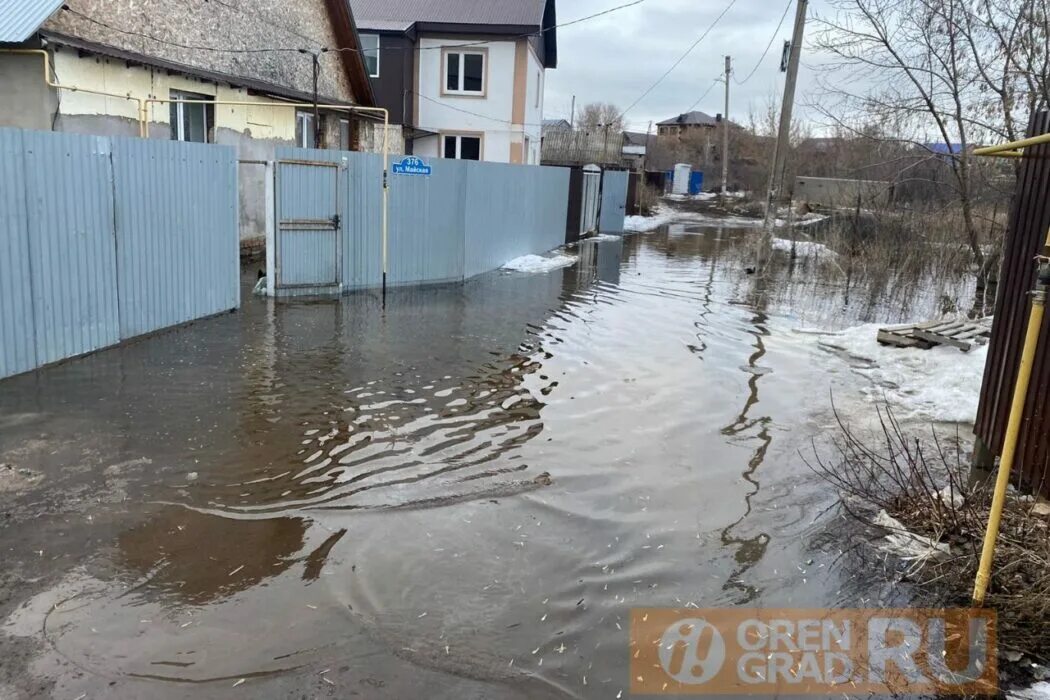 Какие районы затапливает в оренбурге. Паводок в Бузулуке 2023. Подтопление домов. Потоп. Подтопление участка.