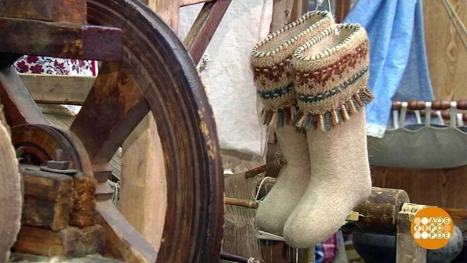 Девушка в валенках. Надпись на валенках. Варежки со снежинками. Люди в валенках. Ноги в валенках.