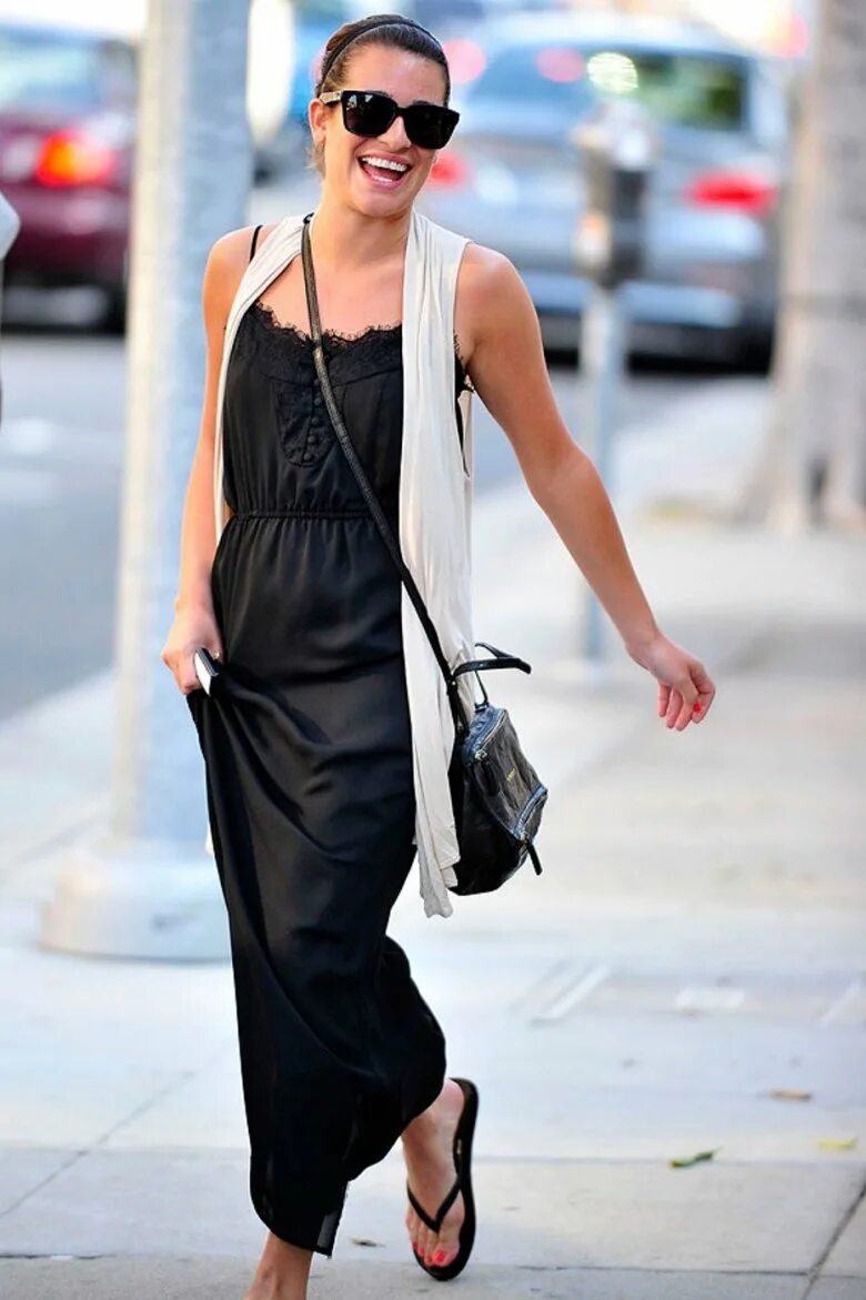 Черное платье комбинация стрит стайл. Платье-комбинация Louis Vuitton. Сарафан в бельевом стиле. Платье комбинация Street Style.