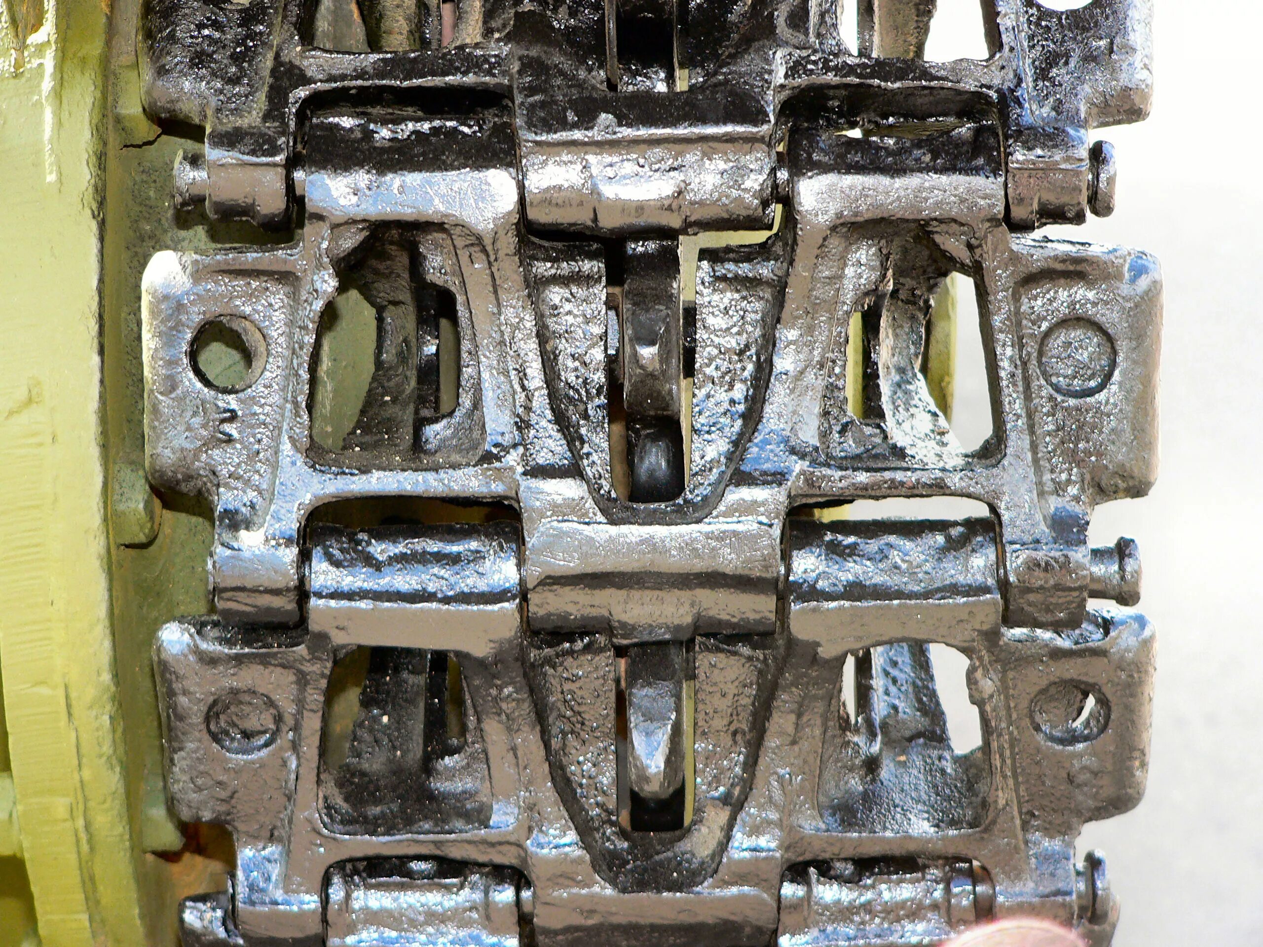 гусеницы танка т90. резиновые накладки на траки гусеницы д, т75. направление траков танка т_44. гибкие сэнд-траки telawei. стальное литьё 10г13л.