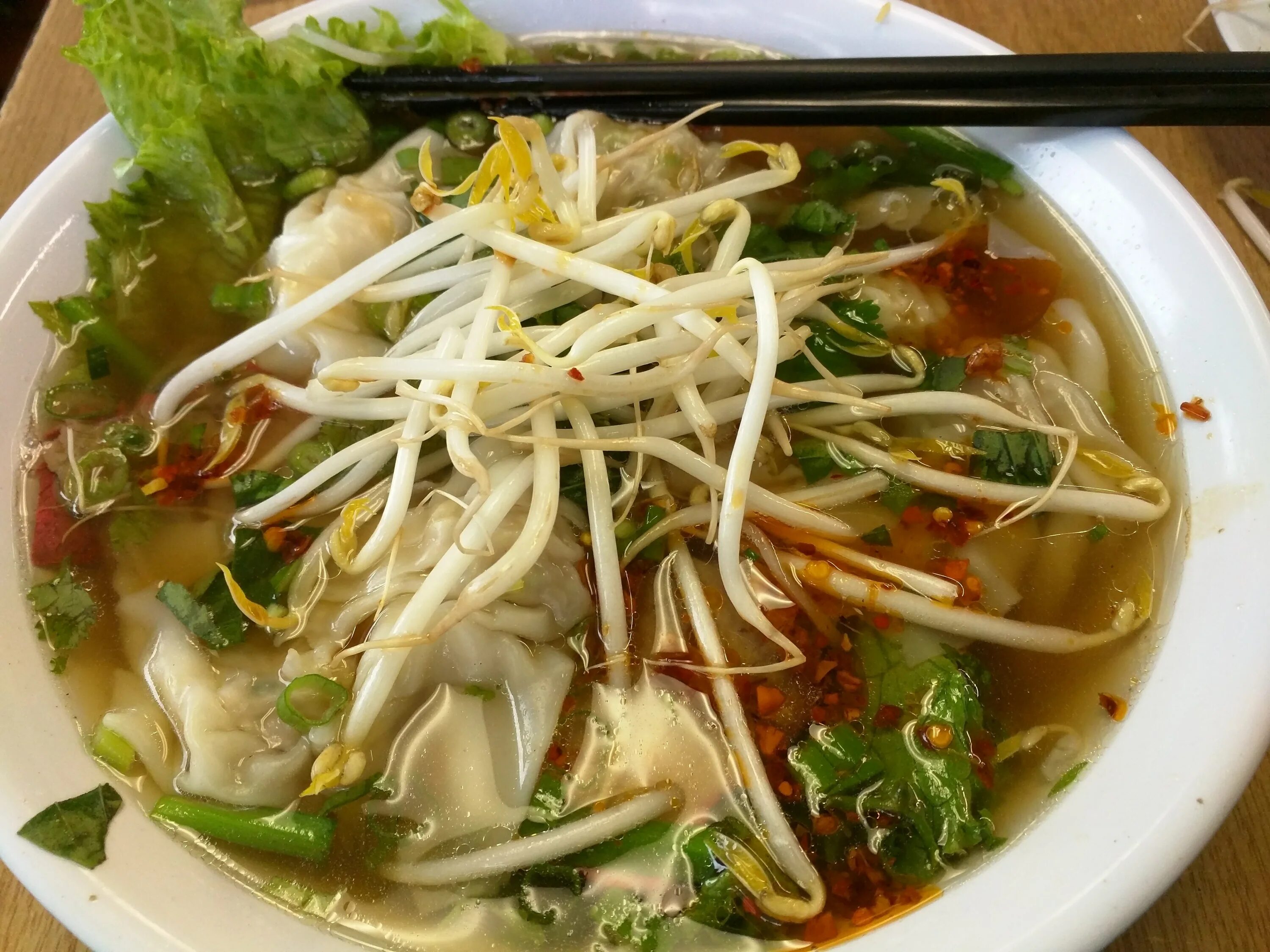 Вьетнамский рамен. Кухня Китая. Китайский суп с лапшой. Азиатский суп с лапшой. Восточный суп с лапшой