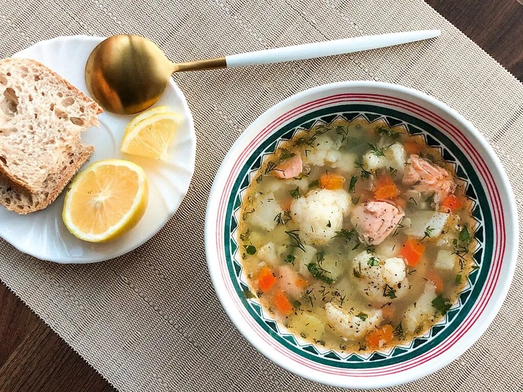 Приготовление рыбного супа из консервов. Рыбный суп "Дон Винченцо". Рыбный суп из горбуши. Суп из красной рыбы. Суп с горбушей.
