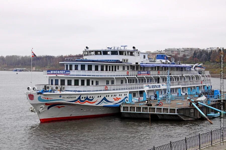 Коприно зеленая стоянка теплоходов. Теплоходы в угличе. Речной круиз. Н а некрасов теплоход. Н а некрасов теплоход.