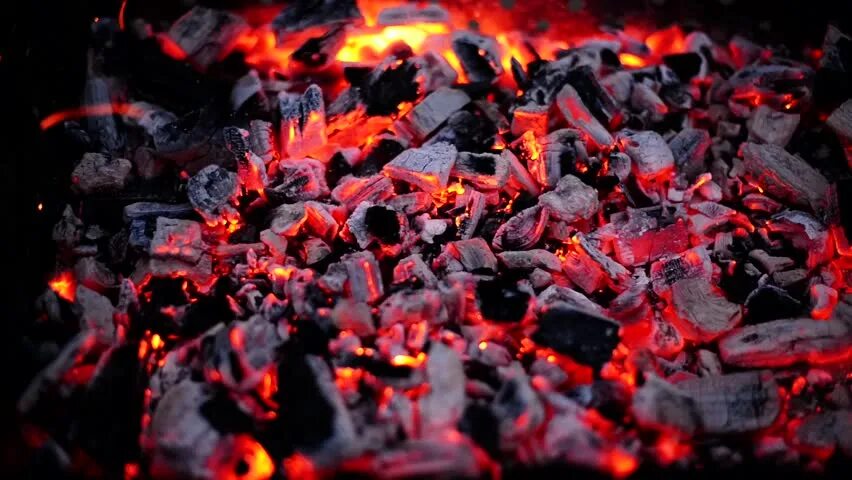 Красные угли в барбекю. Уголь древесный 20л альфа. Бревно у костра. Тлеющие угли костра. Под угли.