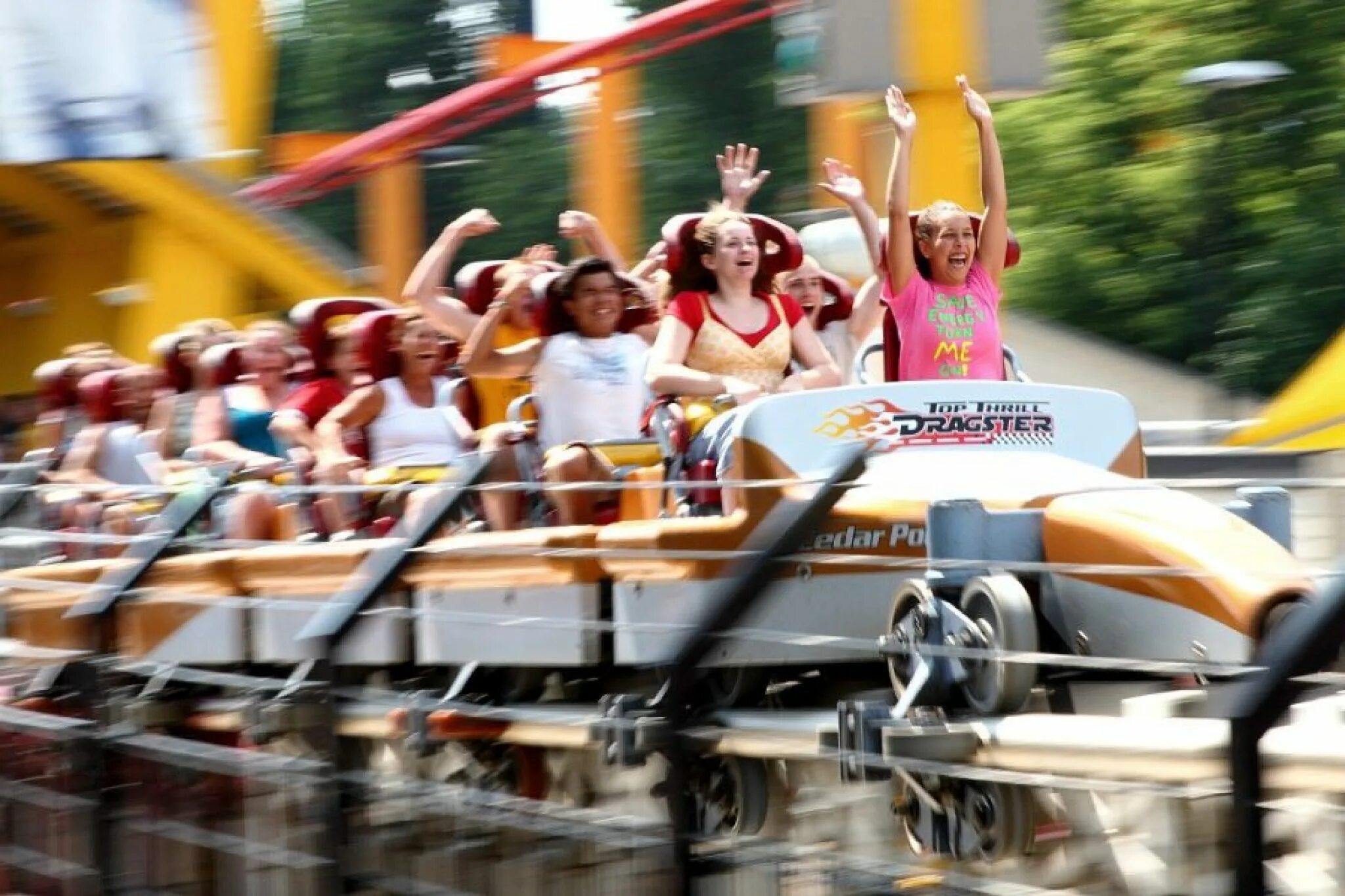 Аттракцион Top Thrill Dragster. Катание на американских Горках. Люди на американских Горках. Американские горки фото людей. Thrilling adventure