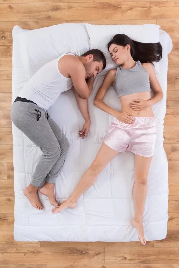 Позы сна в паре. Расслабленная молодая пара в постели. Подросток и женщина кровать.