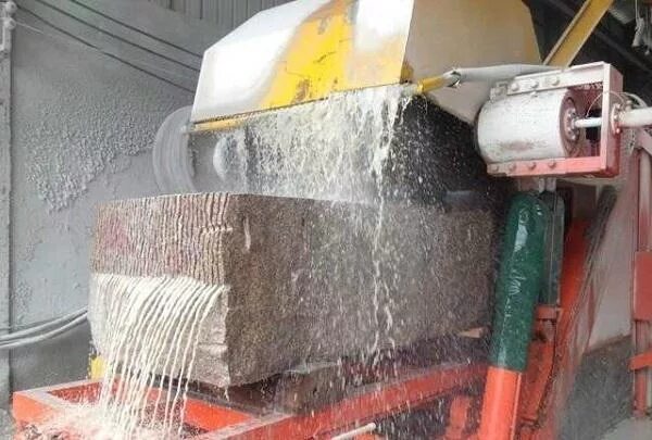 Техники обработки камня. Станок для распиловки гранита 2200. Станок для распиловки гранитных блоков 1600 мм. Мозаичный станок для резки камня. Многопильный станок по камню.