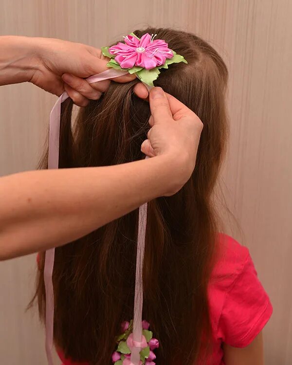 Бантики в косу из лент своими. Как вплетать бант. Коса с бантиком. Капроновые ленточки в косички. Вплетение ленты в косу.