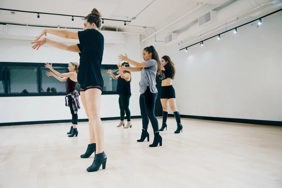 Хай хиллс эстетика. Танцы на каблуках хай хиллс. High heels (хай-хиллс) танец. High heels занятия. Хай хиллс танцоры.