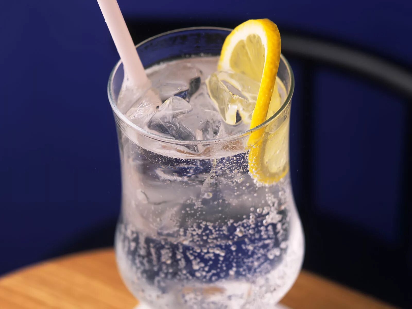 Холодна вода со льдом. Напитки со льдом. Вода со льдом. Лимонад со льдом. Лед в стакане.