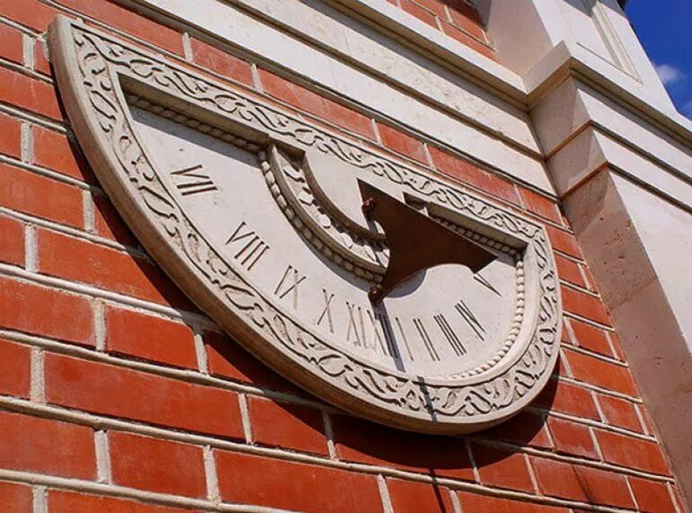 дом солнечные часы. солнечные часы с вертикальным гномоном. солнечные часы на стене дома. дом солнечные часы. солнечные часы в ростове на дону.