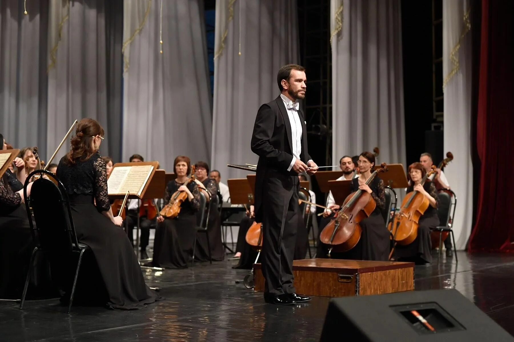 Bitter sweet symphony verve перевод. Symphony на русском. Bitter перевод на русский. Гуськов седьмая симфония. 10 симфония шостаковича.