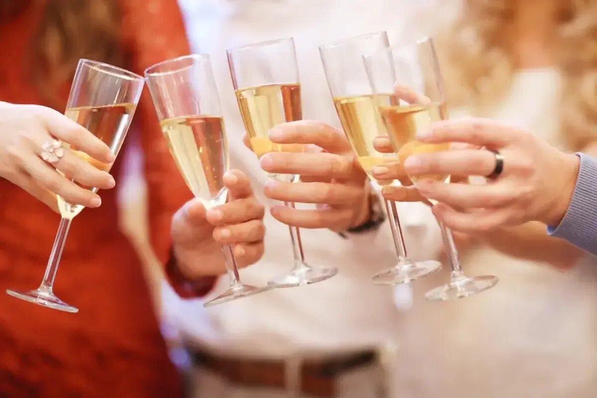 Бокал в руке девушки. Устрицы и шампанское. Время пить шампанское. Шампанское в бокале. Загадай желание выпей шампанского.